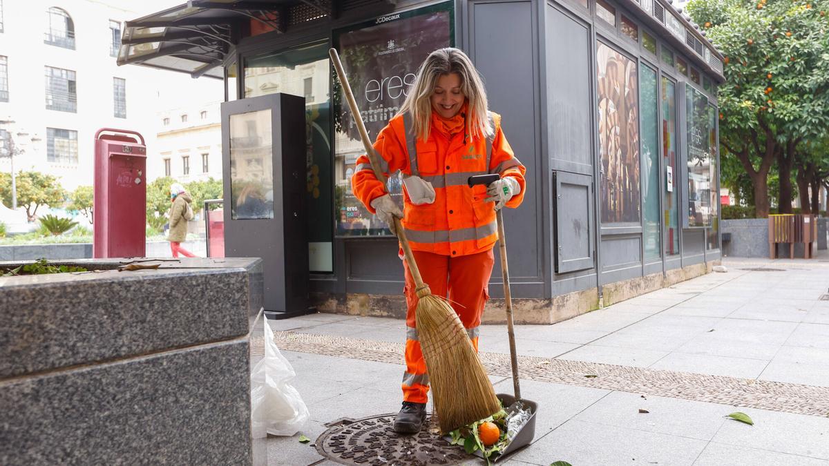 Maricarmen Peña, limpiadora de Sadeco, en Las Tendillas.