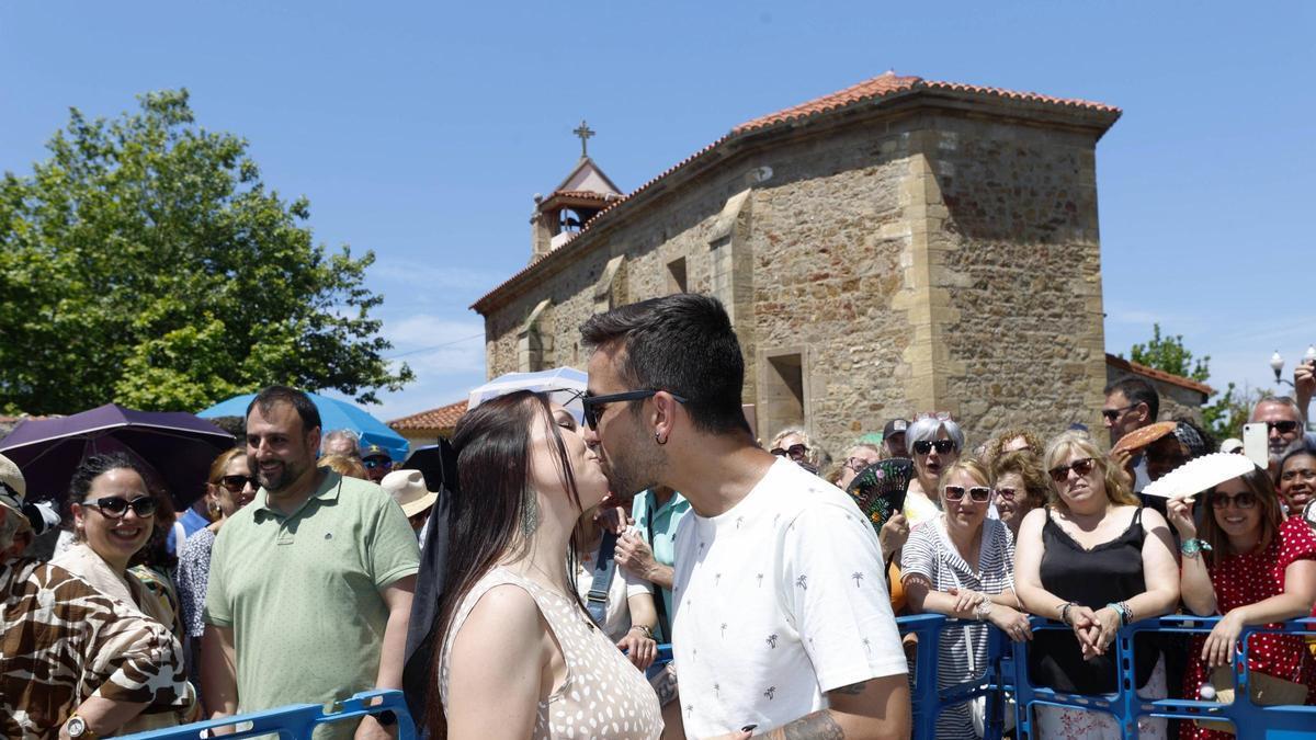 ¡Un Rito del Beso de récord! Yaiza Perancho y Jesús Pintos pulverizan todas las marcas en el tradicional acto de las fiestas de Villalegre, en Avilés
