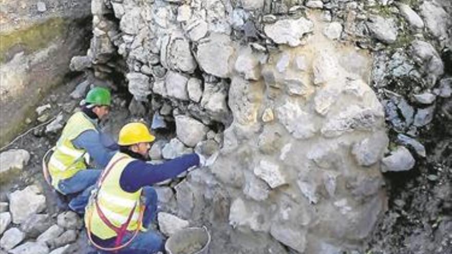 El Ayuntamiento inicia las obras para consolidar la muralla de la Almedina