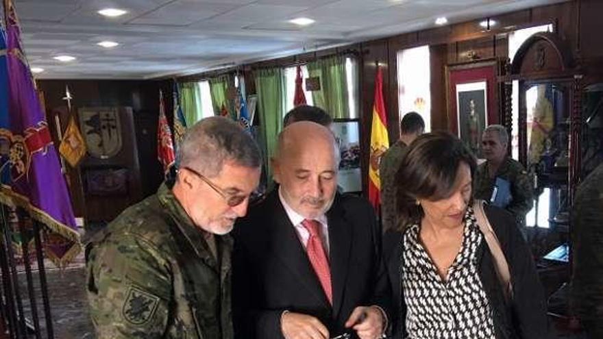 El general Antonio Romero con Javier Losada y Maica Larriba. // FdV