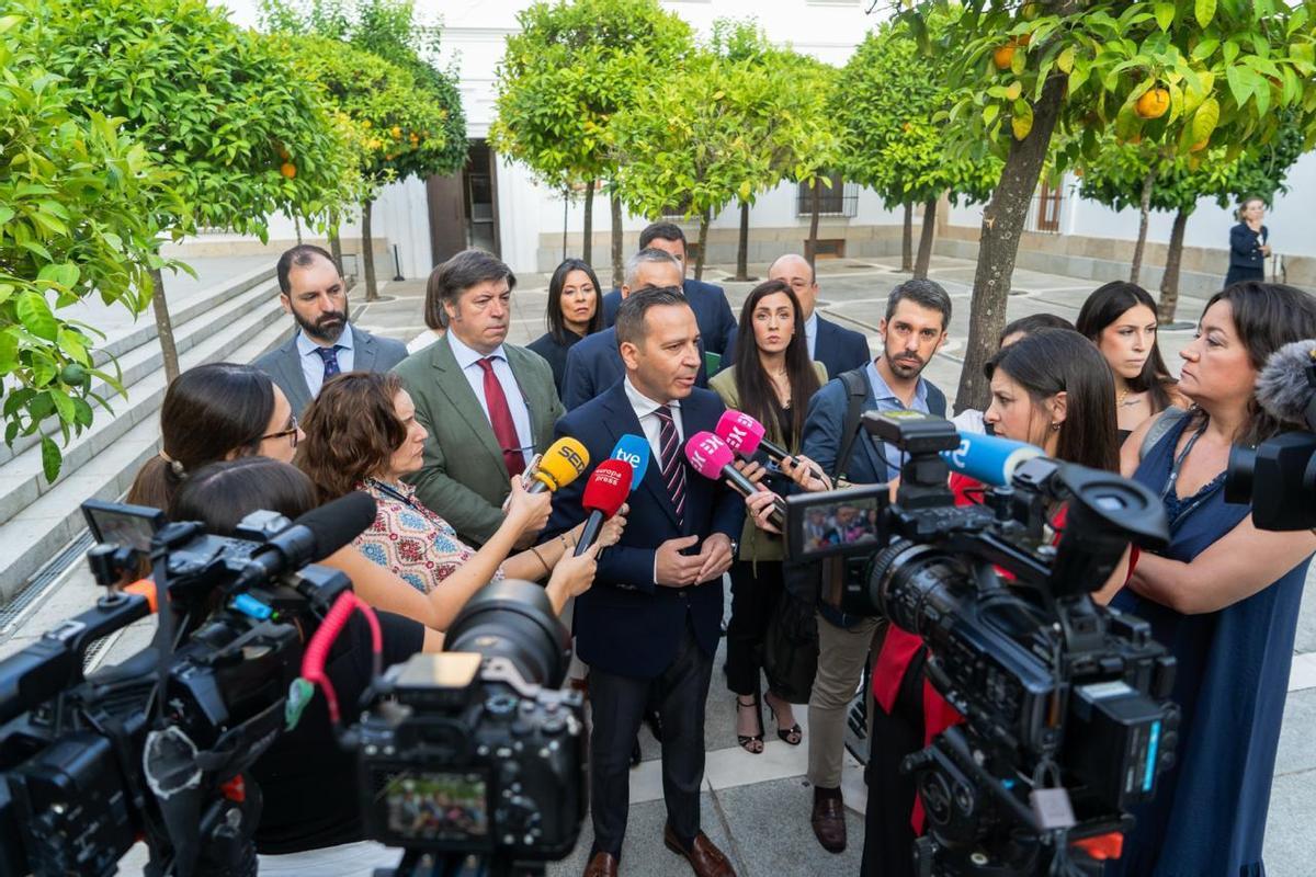 El vicepresidente de la Junta de Extremadura, Óscar Fernández Calle, atiende a los medios de comunicación.