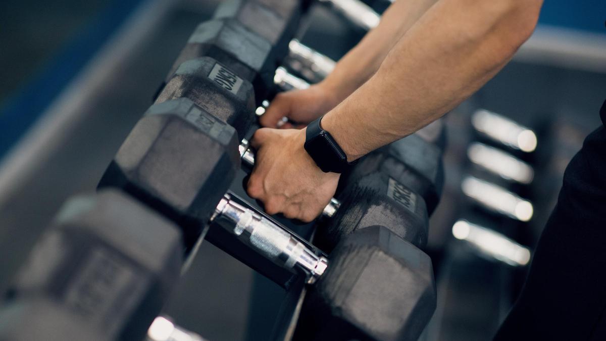 Incorporar ejercicios específicos de fuerza ayuda a aumentar la potencia y resistencia muscular.