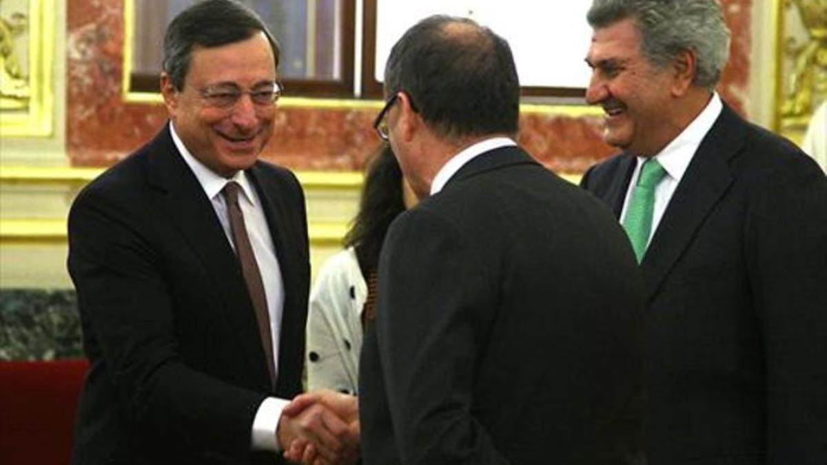 El presidente del BCE, Mario Draghi, saluda al gobernador del Banco de España, Luis María Linde.