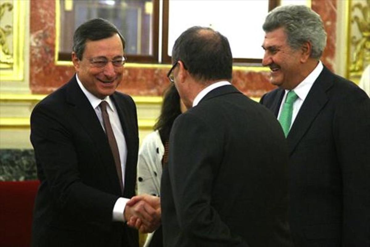 El president del BCE, Mario Draghi, saluda el governador del Banc d’Espanya, Luis María Linde.