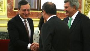 El president del BCE, Mario Draghi, saluda el governador del Banc d’Espanya, Luis María Linde.