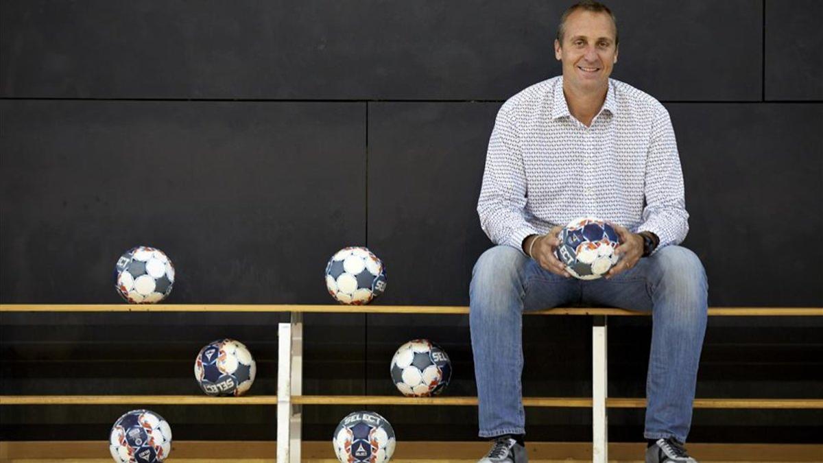 David Barrufet, con siete pelotas que representan sus siete Copas de Europa