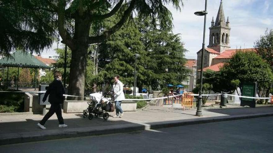 Cintas colocadas en la parte superior de la plaza, anexa a la calle Luis González Taboada.