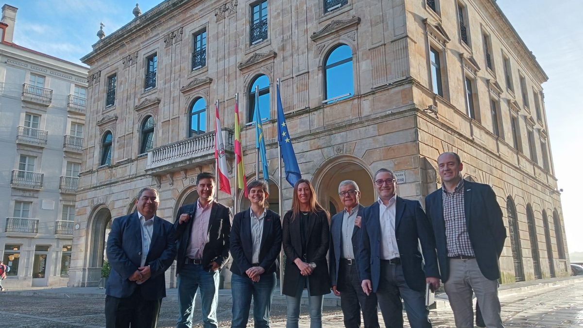 Recepción de la delegación chilena, ayer, a la puerta del Ayuntamiento.