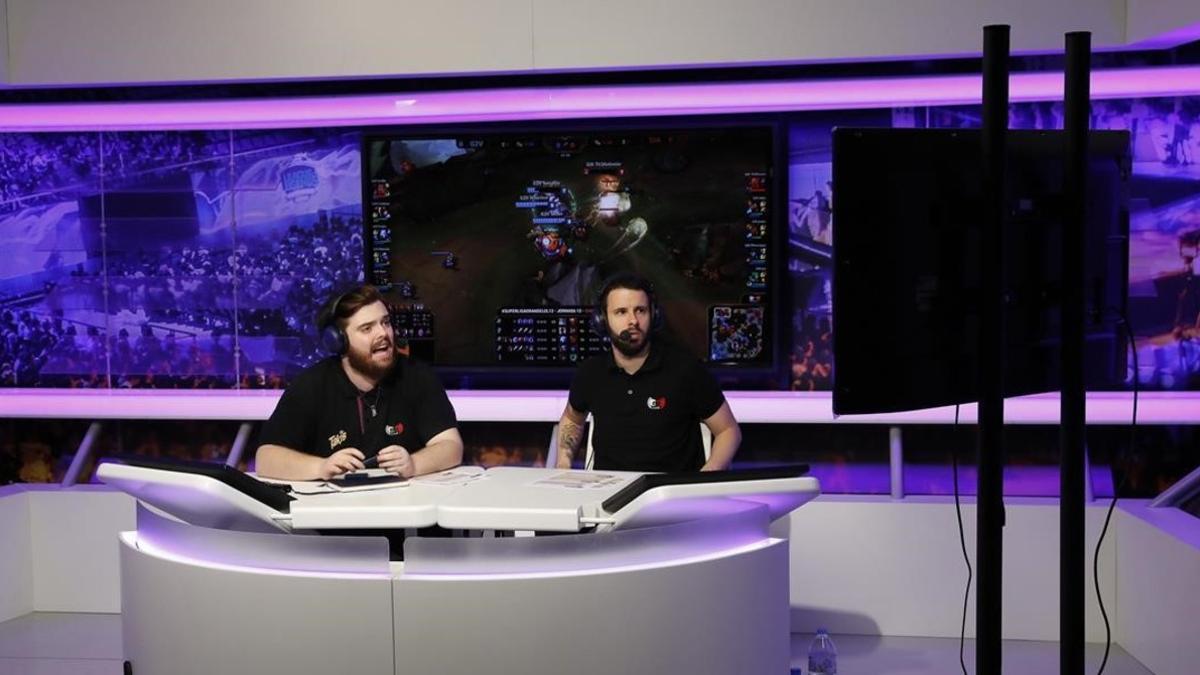 Ibai Llanos, comentarista destacado de los eSports (izquierda) y Ernesto Folch (BarbeQ) narran la 12ª jornada de Superliga de League of Legends, de la Liga de Videojuegos Profesional, desde un plató de Mediapro.