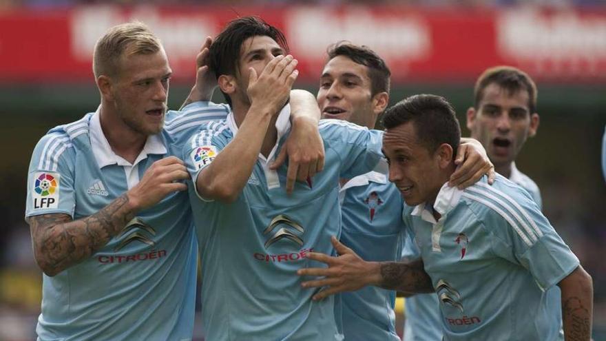 Nolito lanza un beso al cielo al anotar el segundo gol, junto a Guidetti, Orellana, Mallo y Jonny. // LOF