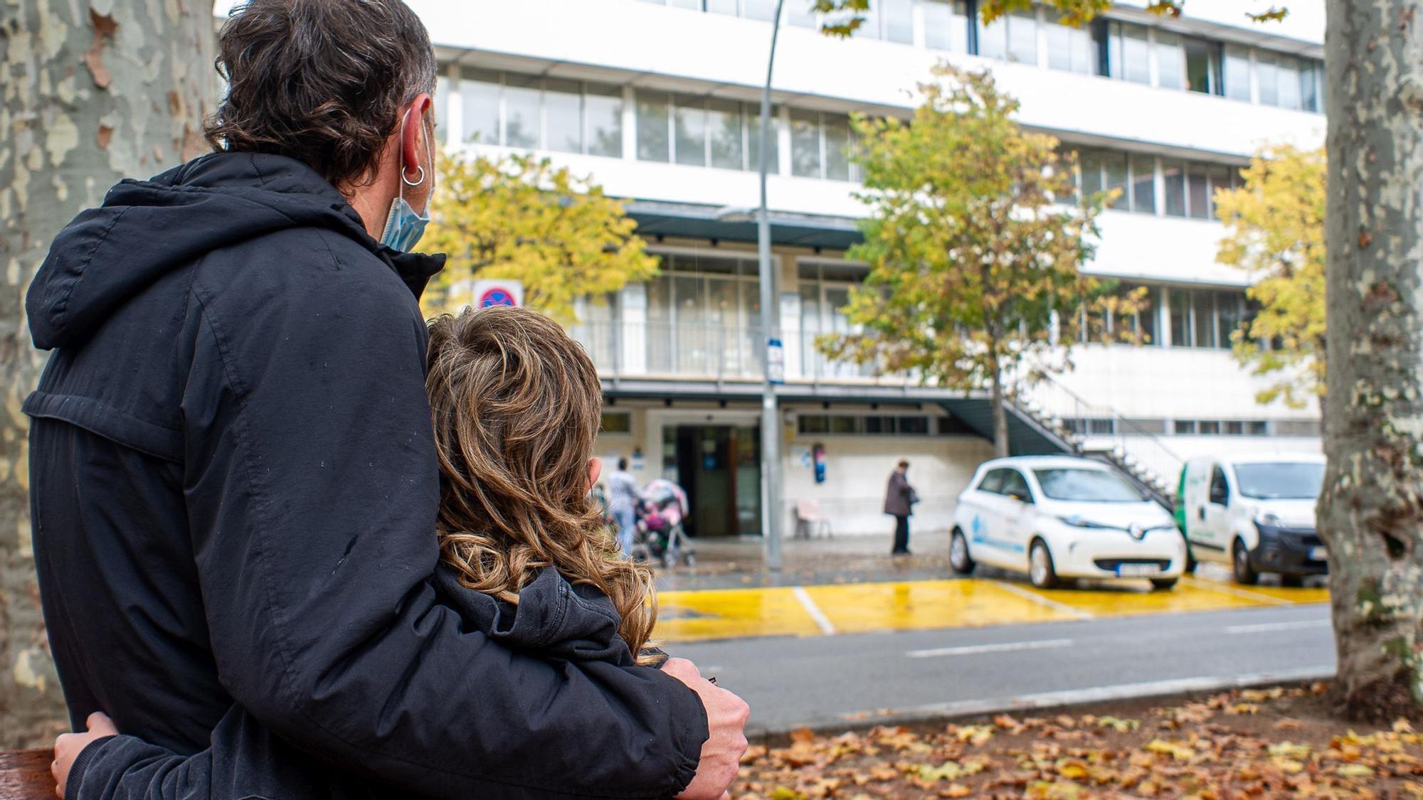 Joan F. y su hijo, frente al CAP Norte de Vic, este viernes, donde fue atendida la mujer fallecida.