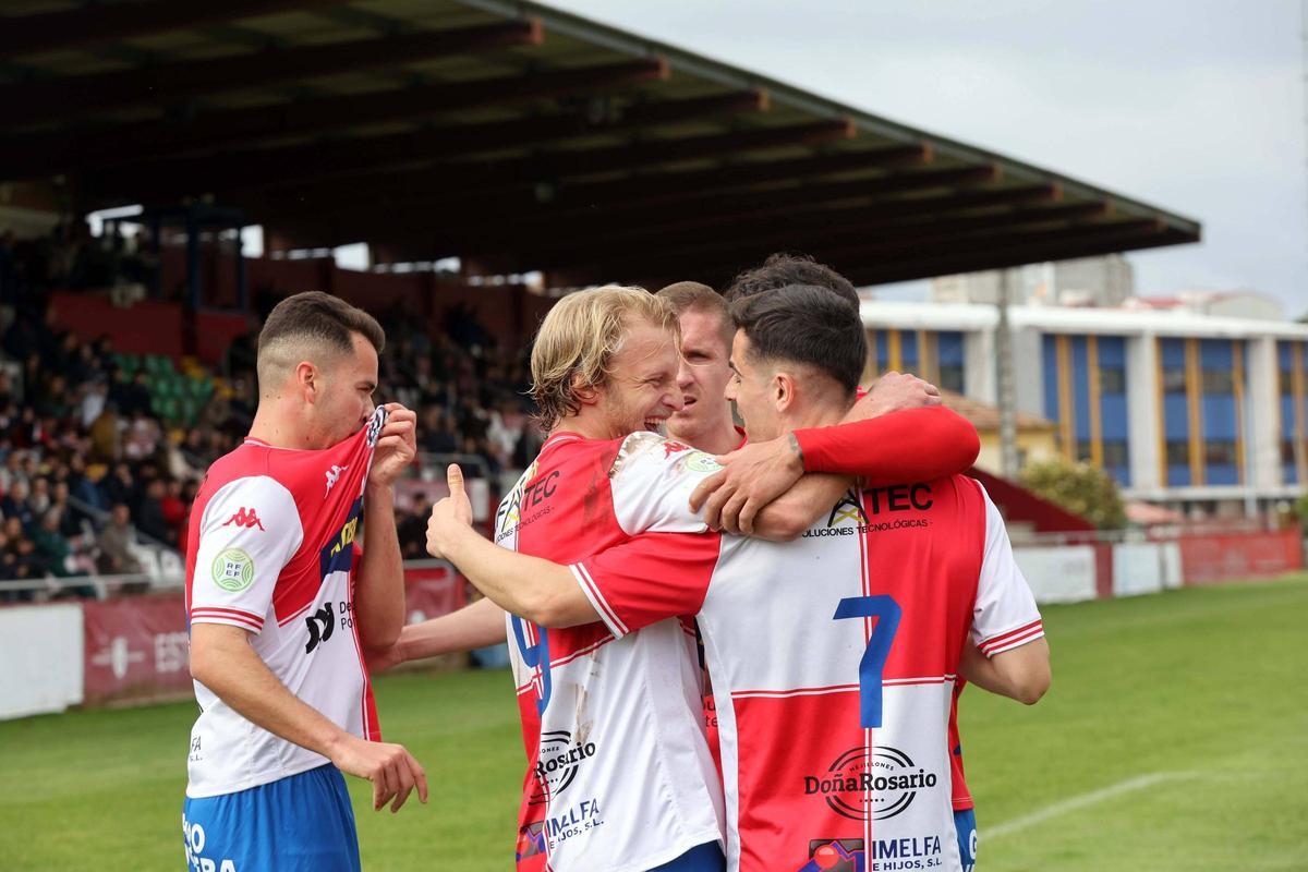 Varios jugadores del Arosa celebran un tanto en A Lomba.