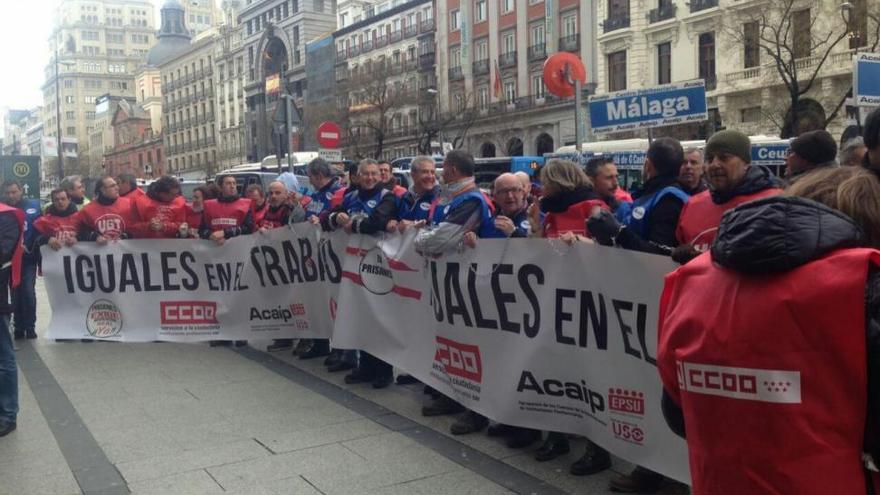 Los funcionarios de prisiones protestan en Madrid bajo el lema &quot;Por tus derechos, sin reservas&quot;