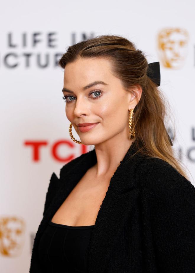 Margot Robbie con semi recogido y lazo