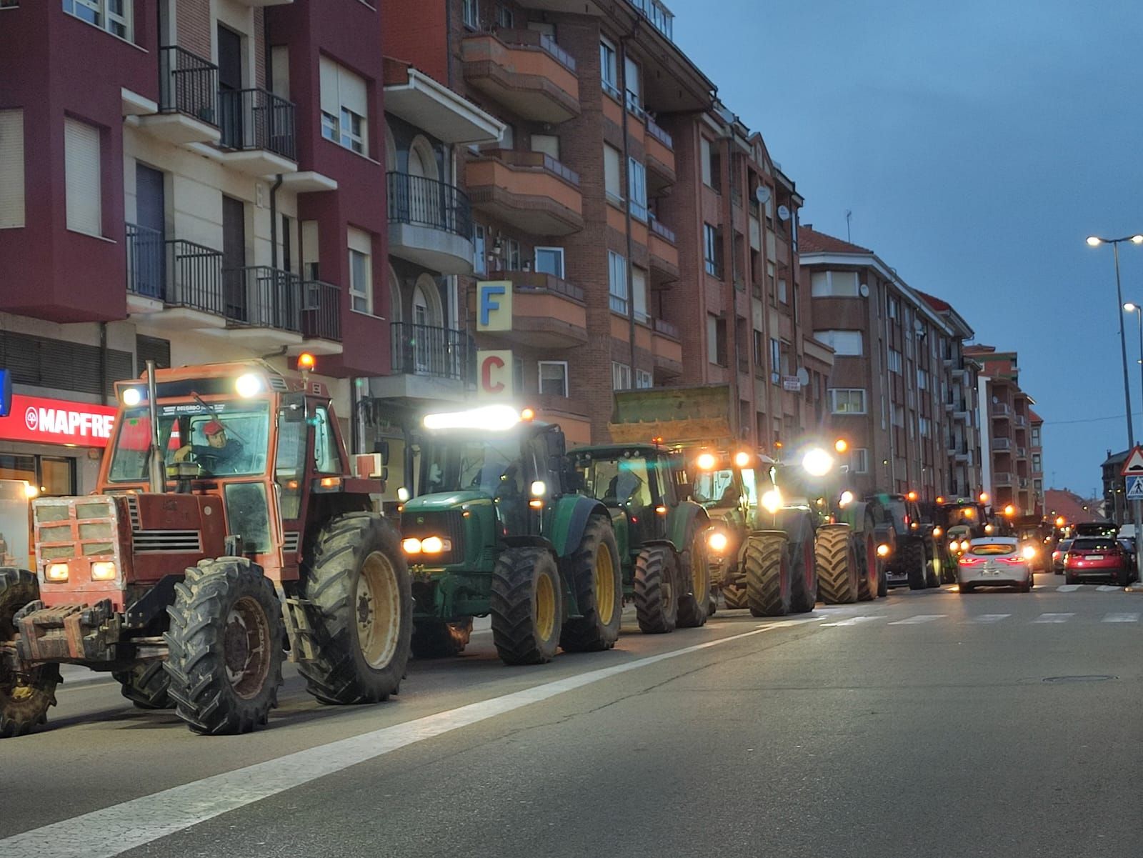 GALERÍA | Una tractorada paraliza las principales avenidas de Benavente