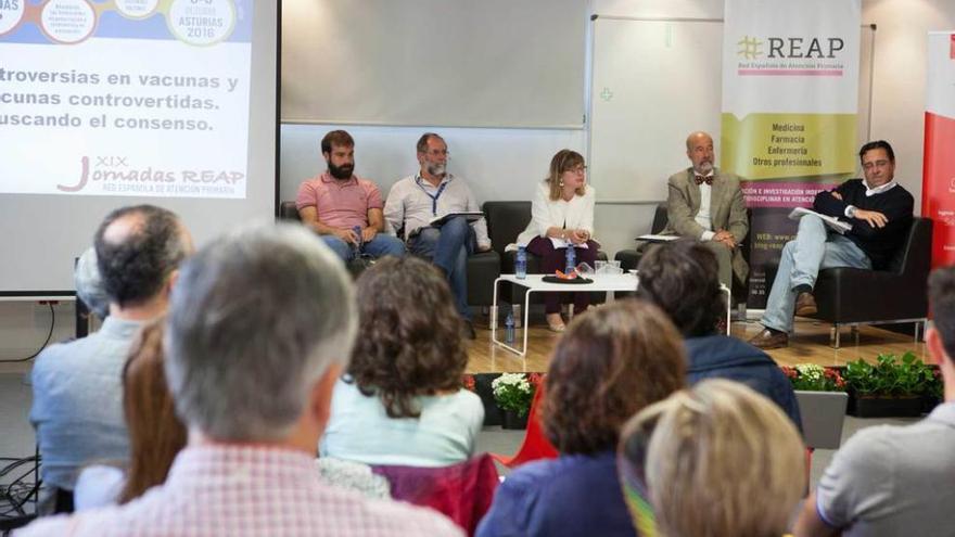 Sentados al fondo, de izquierda a derecha, Manuel Gayol, Francisco Abal, Noelia Méndez, Juan Gérvas y Venancio Martínez, durante el coloquio de la Red Española de Atención Primaria.