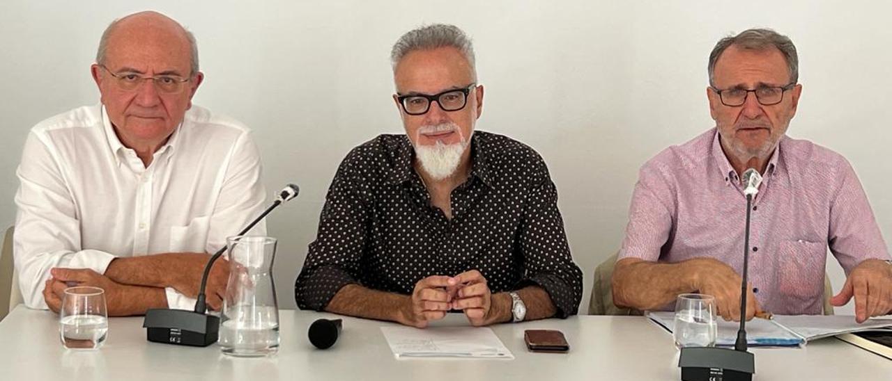 Artur Serra, Carles Manera y Miquel Barceló Roca, ayer, en el Casal Balaguer.