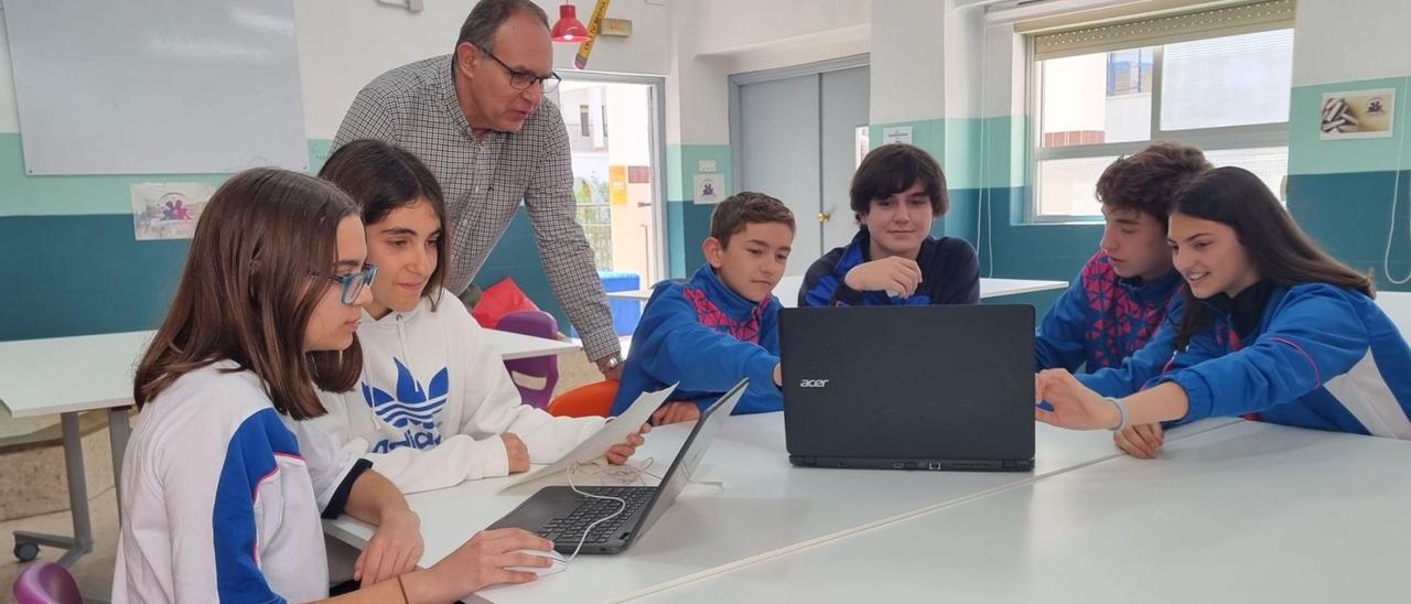 Los alumnos del colegio Maristas trabajando en el proyecto con su profesor, Javer Risoto.