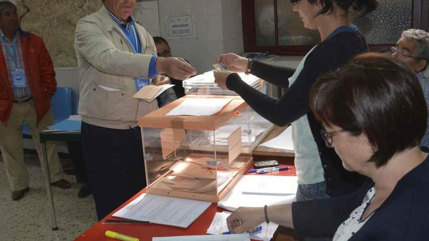 El popular Alejandro Fermoselle, el socialista Miguel Ángel Prieto y el cabeza de lista de Ciudadanos José Antonio Picón, ayer, en el momento de votar en Fermoselle.