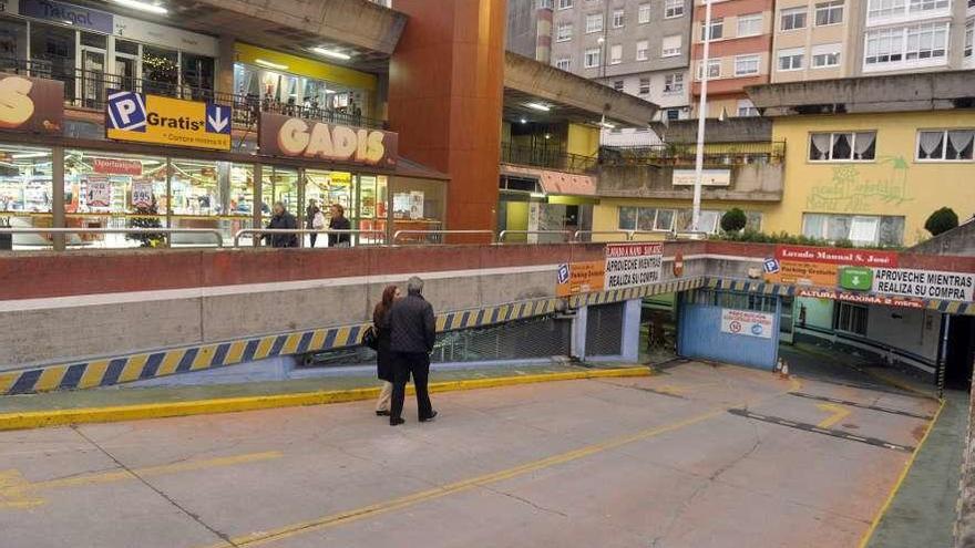 Entrada del aparcamiento público de Monte Alto, situado bajo el mercado municipal.