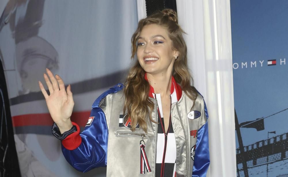 Gigi Hadid con look de su colección Tommyxgigi