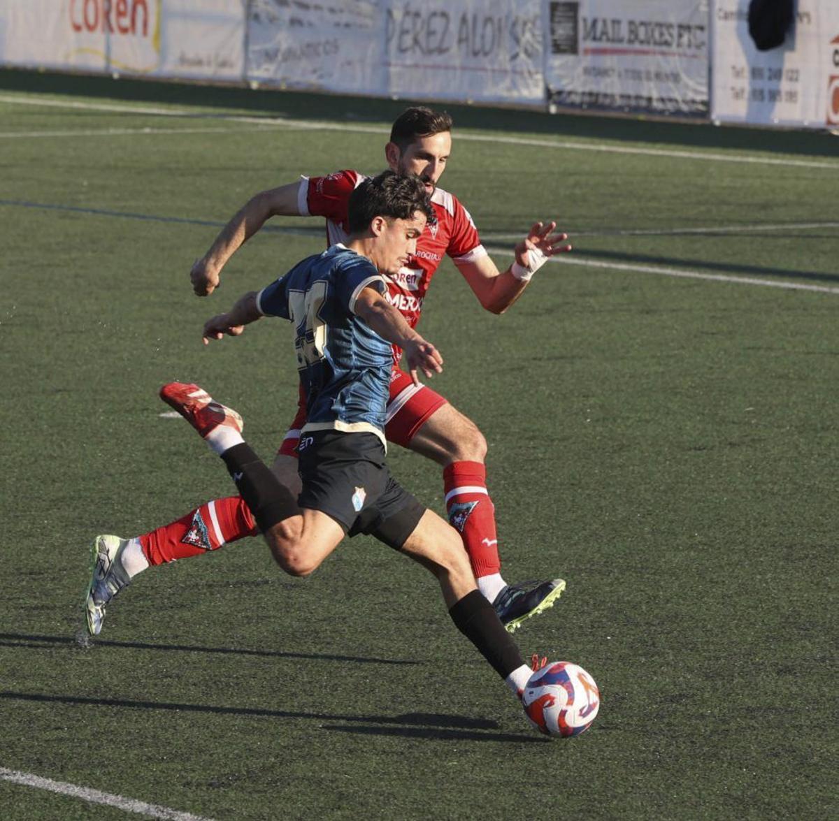 Un jugador del Tyde se dispone a disparar a puerta. | ALBA VILLAR