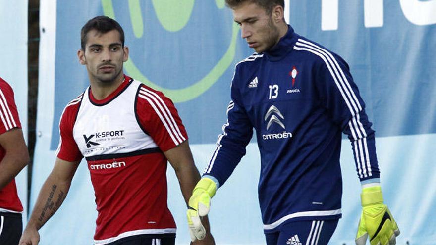 Jonny Castro y Rubén Blanco, en un entrenamiento en A Madroa. // R. Grobas