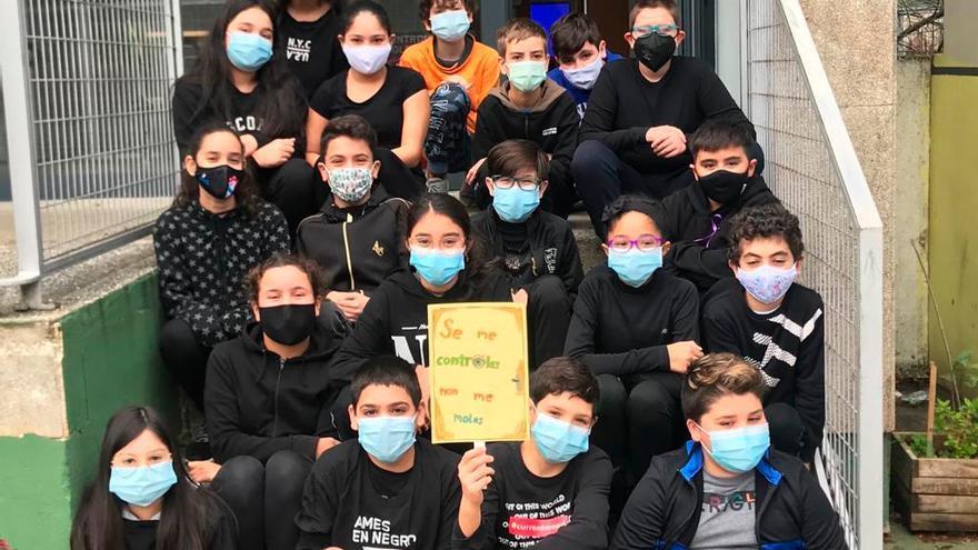 Alumnos da clase de 6º E do CEP amesán de Ventín que resultaron premiados co seu lema. Foto:  A xanela de Ventín