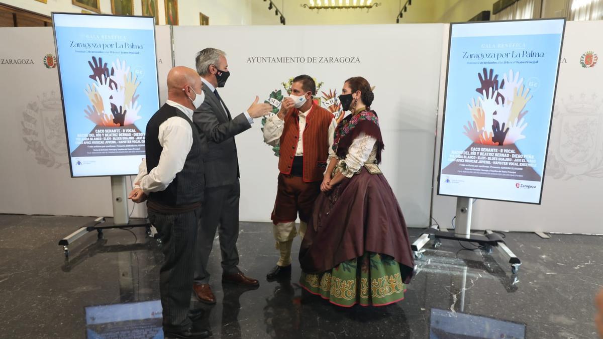 Pedro Díaz, de la Casa de Canarias, Azcón, Juan Rafael Zamora, del Gobierno del archipiélago, y Fernández, este miércoles en la presentación de la gala benéfica.