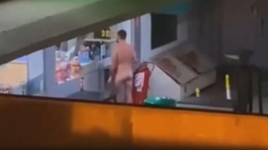 Desnudo, sin mascarilla y quebranta el toque de queda en una gasolinera del sur de Gran Canaria.