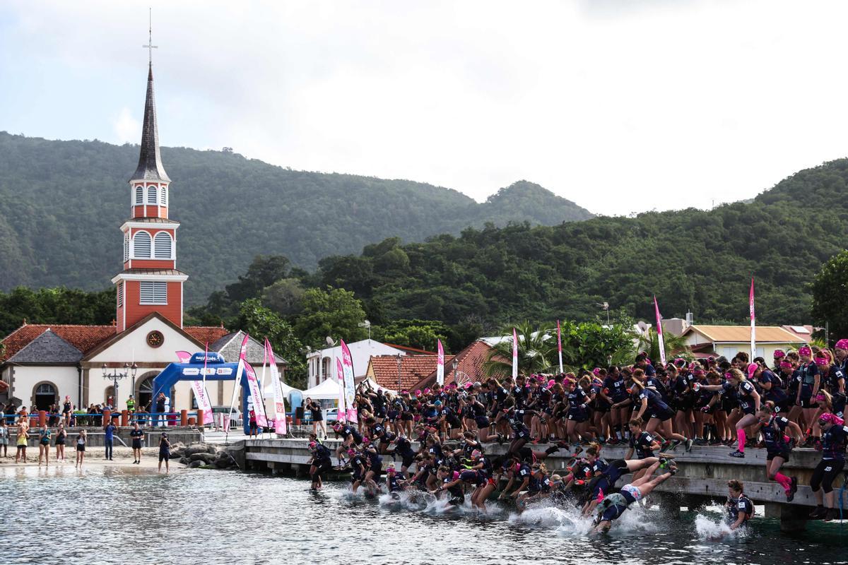 Competición multideportiva exclusivamente femenina Raid des Alizes en la isla caribeña francesa de Martinica, cada equipo representa una organización benéfica