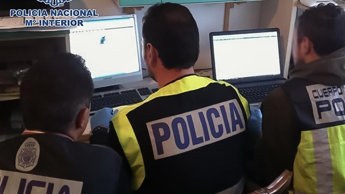 Imagen de archivo de la Policía Nacional interceptando por redes a 40 hombres por intercambiar material pedófilo en rede