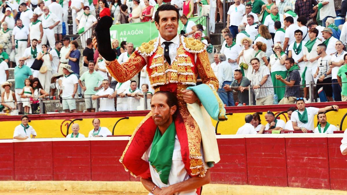Emilio de Justo sale por la puerta grande en la tercera de la Feria de la Albahaca.