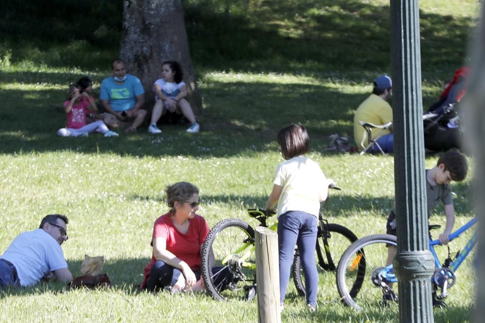 Los vigueses, ya con ganas de la nueva fase. El buen tiempo anima a los vecinos a disfrutar de los parques y las playas en la jornada previa a la entrada en la fase 2 de la desescalada