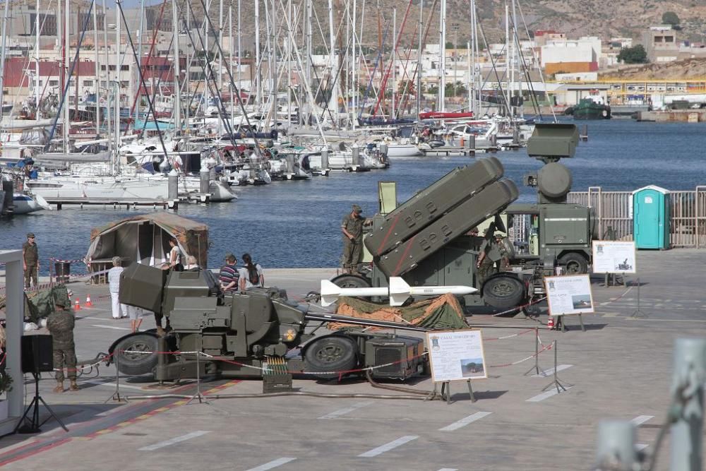 Puertas abiertas del buque Infanta Elena y exposiciones por el Día de las FF AA en Cartagena