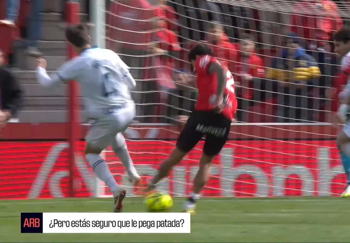 Imágenes ofrecidas por la Liga de la conversación entre el árbitro y la sala VOR en la jugada de Samu Costa.