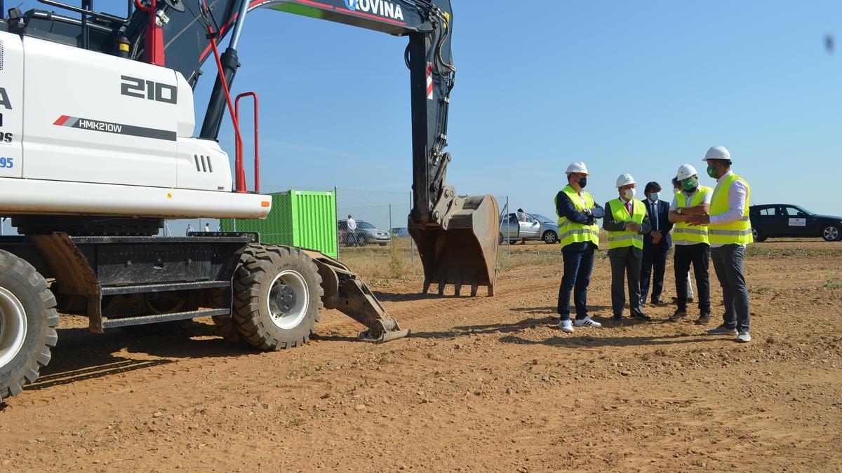 Visita del presidente de Diputación y el del Puerto de Gijón, con el promotor de la biorrefinería, a las obras de Barcial. / E. P.