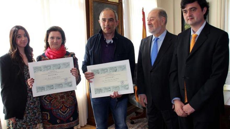 Patricia González Aparicio y María Teresa Aparicio Fernández, hija y esposa de Eduardo González; Pedro Ángel Fernández, colaborador de la Aemet; Gabino de Lorenzo, delegado del Gobierno, e Íñigo Caballero, delegado de la Aemet en Asturias, ayer, durante los actos del «Día meteorológico mundial».