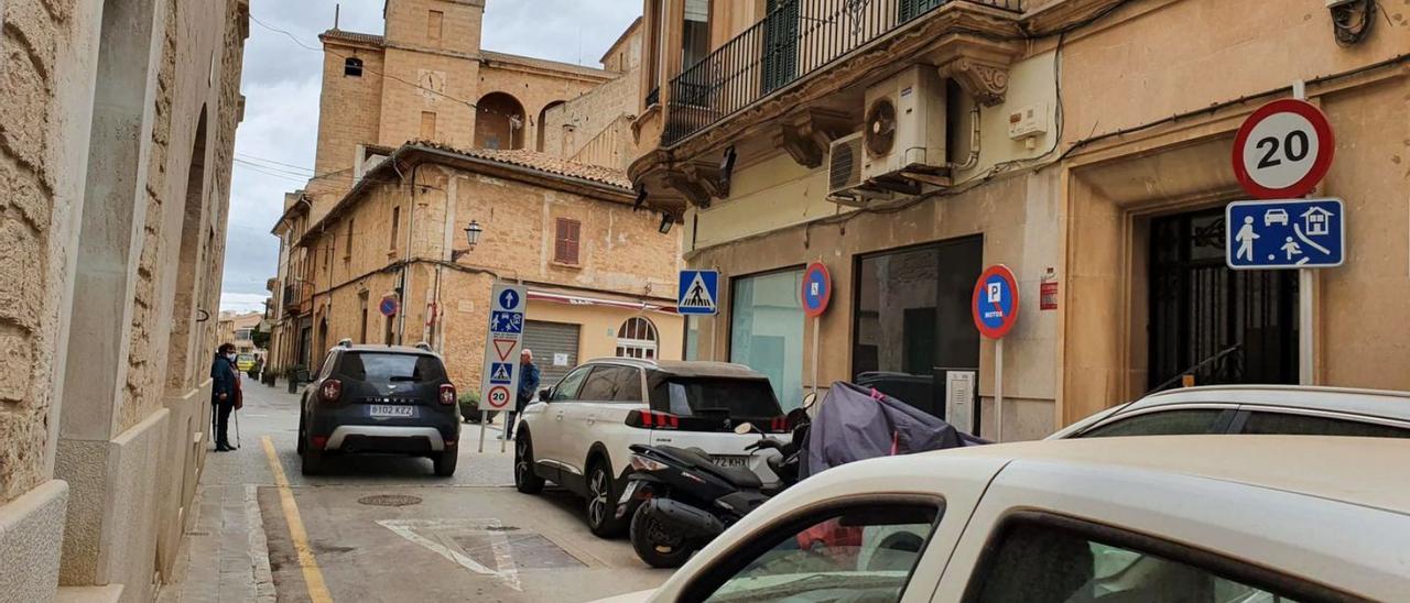 Una de las calles que dan acceso a la plaza de Llucmajor.