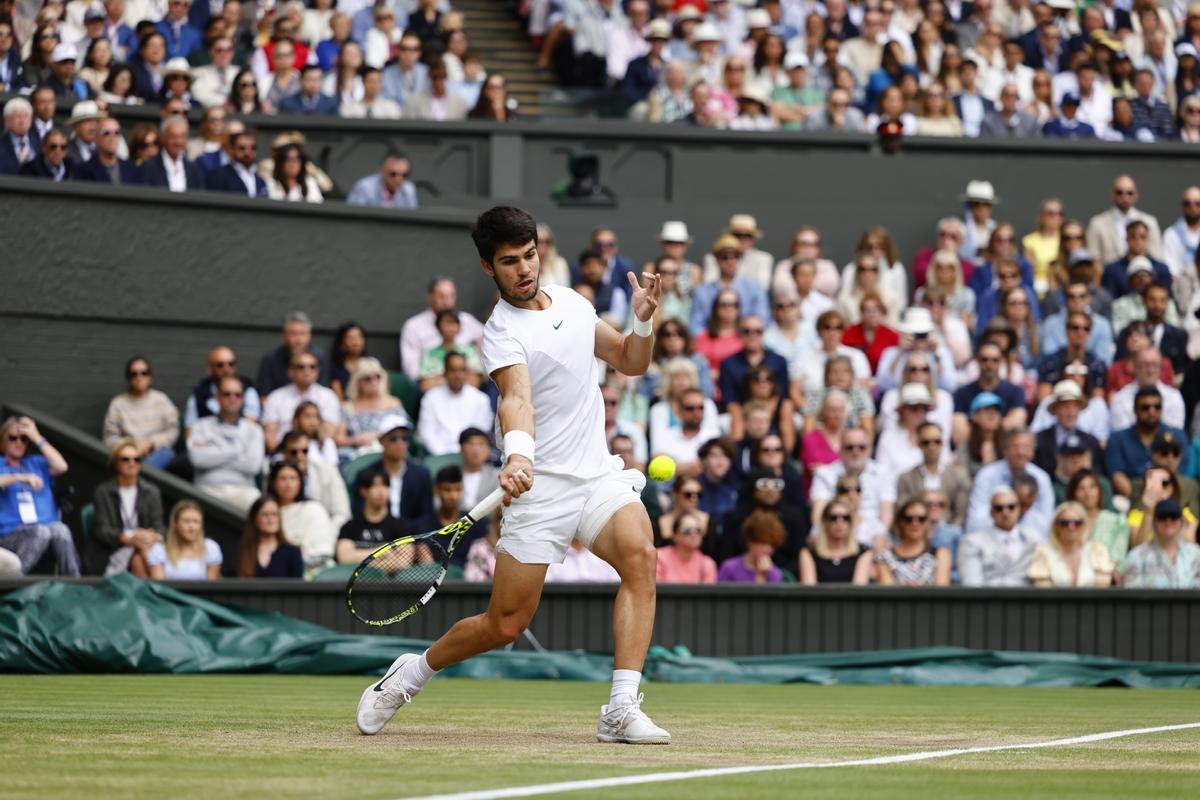 Wimbledon (United Kingdom), 16/07/2023.- Carlos Alcaraz of Spain in action during the Men’s Singles final match against Novak Djokovic of Serbia at the Wimbledon Championships, Wimbledon, Britain, 16 July 2023. (Tenis, España, Reino Unido) EFE/EPA/TOLGA AKMEN EDITORIAL USE ONLY