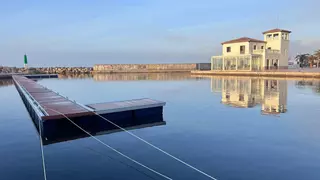 El Club Náutico del Molinar inicia la instalación de los nuevos pantalanes