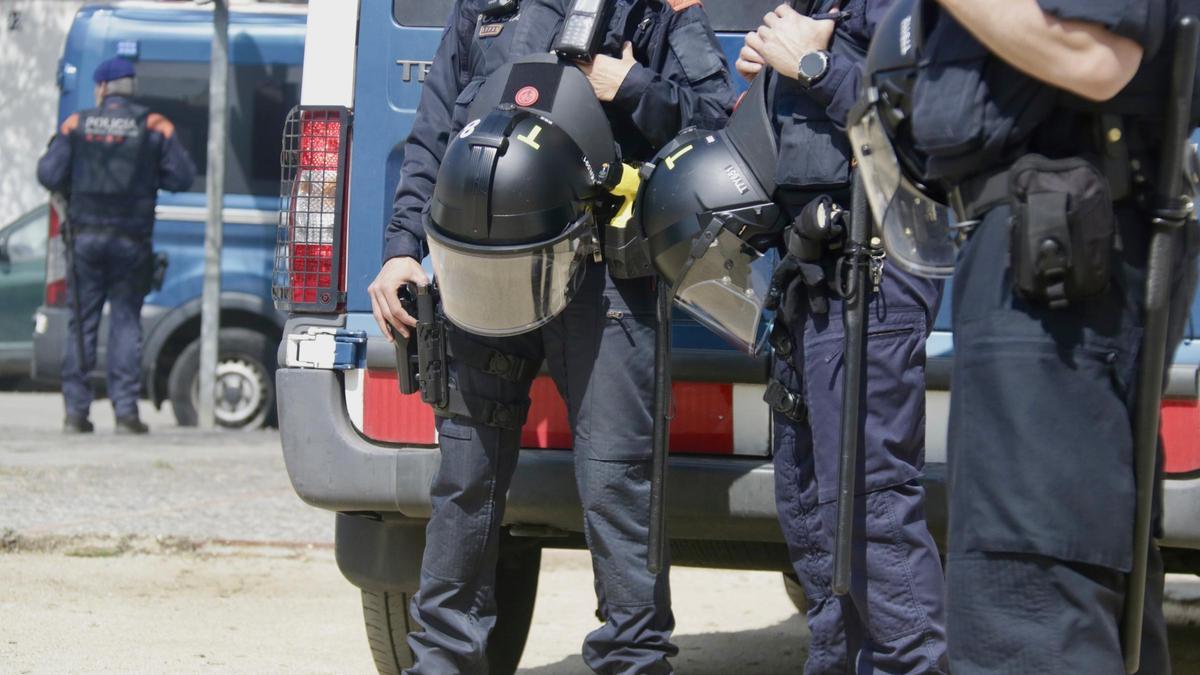 Agentes de la unidad ARRO de los Mossos d'Esquadra