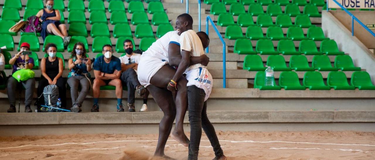 Los inmigrantes conocen la lucha canaria de la mano de Mamadou Camara.