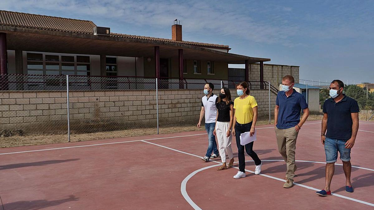 San Damián en el centro junto al equipo de gobierno de Montamarta, en la visita al colegio. | José Luis Fernández