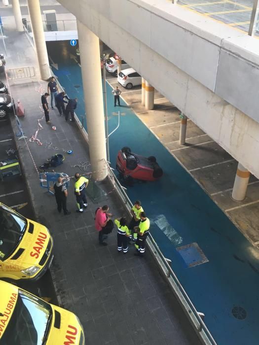 Cae un coche en el aparcamiento del hospital de Son Espases