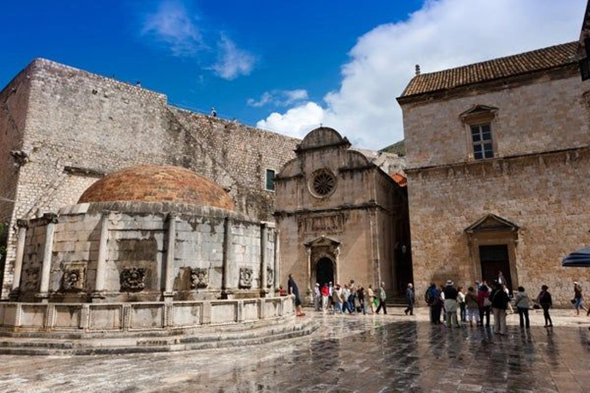 Gran fuente de Onofrio con la Iglesia del Salvador y el Monasterio Franciscano de Duborvnik al fondo.