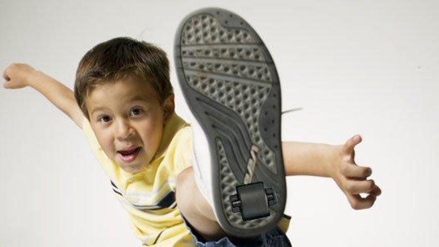 ¿Son dañinas para los pies de los niños las zapatillas con ruedines?