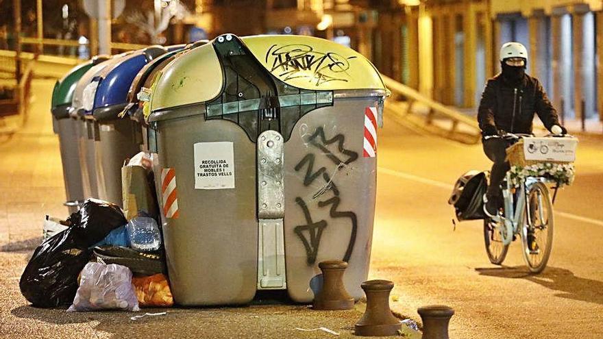 Contenidors d&#039;escombraries plens al carrer del Carme.