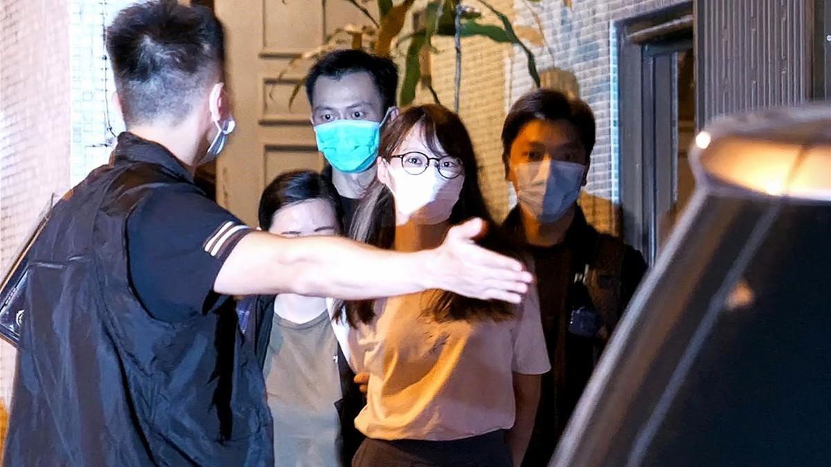 Momento de la detención, este lunes, de la activista prodemocracia hongkonesa Agnes Chow.