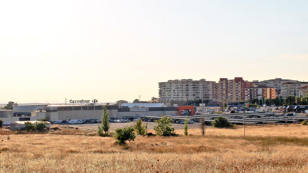 Terrenos que están entre Carrefour y la variante de la N-630 (avenida del Ferrocarril).